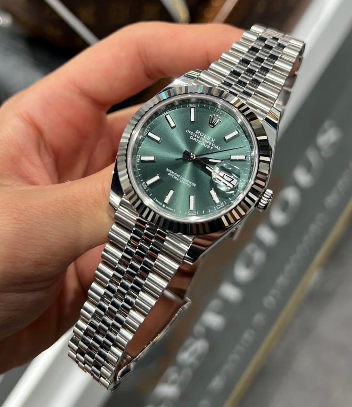 Rolex Datejust kädessä